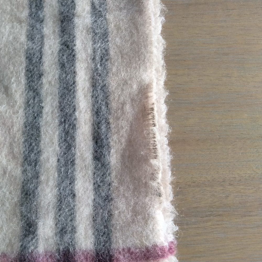 Burberry wool & cashmere scarf - Picture 4 of 10